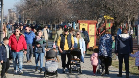 PRVI JANUAR - KAO U PROLEĆE: Lep praznični dan izmamio građane Smedereva na ulice (FOTO)