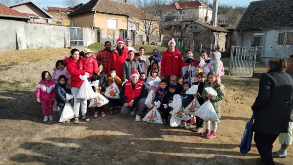 НОВОГОДИШЊА АКЦИЈА СОЛИДАРНОСТИ: Угроженој деци из Пожаревца и Костолца уручено 320 пакетића