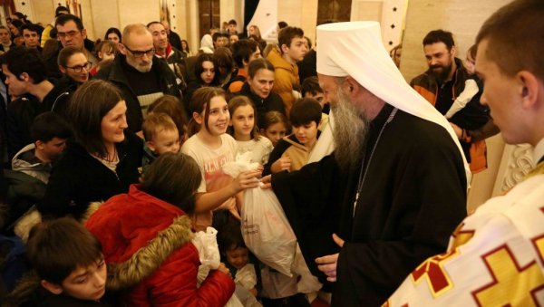 ПАТРИЈАРХ ПОДЕЛИО БОЖИЋНЕ ПАКЕТИЋЕ МАЛИШАНИМА: Знајте да вас воли Бог, не било који, већ онај који је постао дете