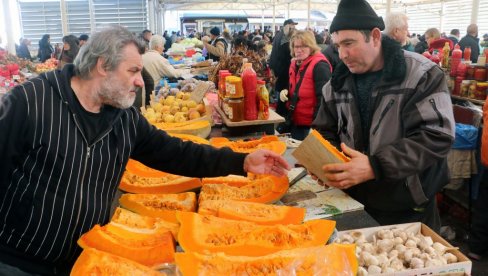 ПАСУЉ, ВОЋЕ, БУНДЕВА НАЈТРАЖЕНИЈИ: Гужва на пијаци у Смедереву уочи празника (ФОТО)