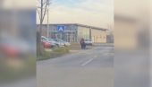 JEZIVO NASILJE U NOVOM SADU: Muškarac krvnički udara ženu po glavi (VIDEO)