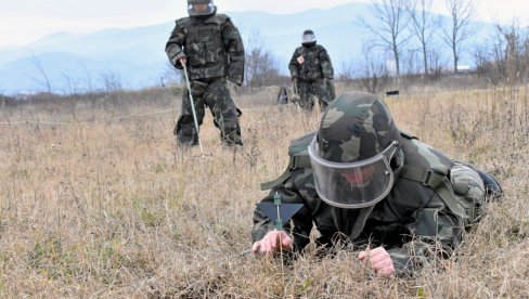 SAVLAĐIVANJE MINSKIH PREPREKA: Kako izgleda inžinjerijska obuka u Prvoj brigadi kopnene vojske (FOTO)