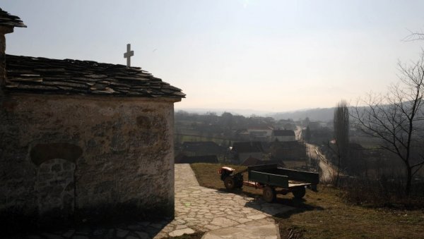 НА СТОТИНУ СМО ВАТРА ГОРЕЛИ, НИКАД САГОРЕЛИ: У сусрет Божићу, у Великој Хочи са Србима, о њиховим стрепњама и надама (ФОТО)