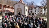 УЧВРСТИЛИ СТОЖЕР ВЕРЕ СВОГ НАРОДА: Братство манастира Драганац са игуманом Иларионом, владиком новобрдским