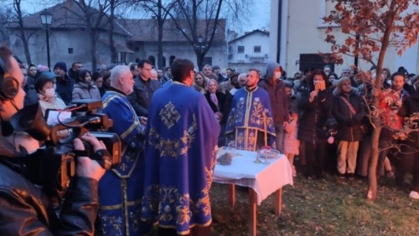 НЕКА ГОРЕ БАДЊАЦИ: Свечаност Бадњег дана у Зрењанину