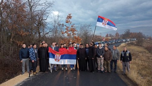 AUTO-LITIJAMA PO BADNJAK: Tradicionalno narod i sveštenstvo zajedno na Badnji dan