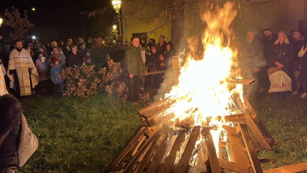 БАДЊАК У ЦЕНТРУ ЗРЕЊАНИНА: По традицији грађани обележили Бадње вече (ФОТО)