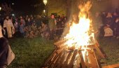 BADNJAK U CENTRU ZRENJANINA: Po tradiciji građani obeležili Badnje veče (FOTO)