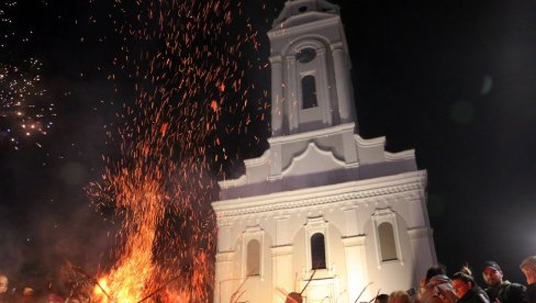 VATROMET, PALJENJE BADNJAKA, ČESNICA I TRUBAČI: Hiljade vernika na veličanstvenoj proslavi Badnje večeri u Smederevu (FOTO)