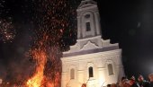 VATROMET, PALJENJE BADNJAKA, ČESNICA I TRUBAČI: Hiljade vernika na veličanstvenoj proslavi Badnje večeri u Smederevu (FOTO)