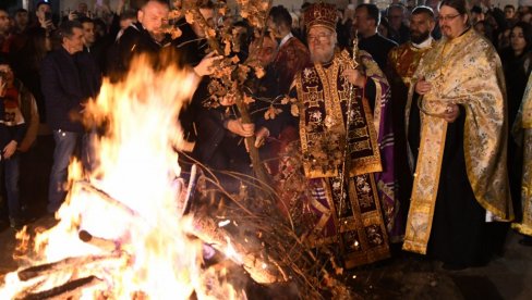 ПРЕЛЕПЕ СЛИКЕ ИЗ НОВОГ САДА И СРЕМСКИХ КАРЛОВАЦА: Верници уз паљење бадњака дочекали Божић (ФОТО)