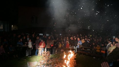 PALJENJE BADNJAKA PO TRADICIJI: Ovako su Piroćanci obeležeili Badnji dan