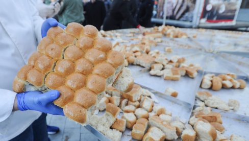 SA 33 SAKRIVENA ZLATNA DUKATA: Izlomljena česnica od 7.000 delova ispred Hrama Svetog Save, podeljeni i paketići (FOTO)