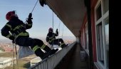 SPUSTILI SE SA BOLNIČKOG KROVA: Divna akcija u Čačku - vatrogasci podelili paketiće mališanima na lečenju (FOTO)