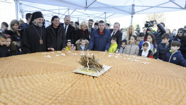 БОЖИЋНА ЗВОНА ЈОШ ЈАЧЕ ЗВОНЕ ЗА МИР И ЉУБАВ: Широм Србије,  Републике српске, у целом региону и расејању, обележено рођење Исуса Христа