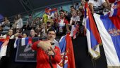 LICE MLADE SRPKINJE SVE GOVORI: Novak Đoković pozirao za selfi sa Srbima u Adelejdu LICE MLADE SRPKINJE SVE GOVORI: Novak Đoković pozirao za selfi sa Srbima u Adelejdu