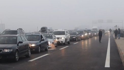 GUŽVE NA POJEDINIM GRANIČNIM PRELAZIMA: Vreme otežava vožnju, objekti špedicije bez struje