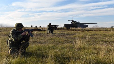 SRPSKI TENKOVI U NAPADU: Kombinovana obuka pešadijskih i oklopnih jedinica (FOTO)