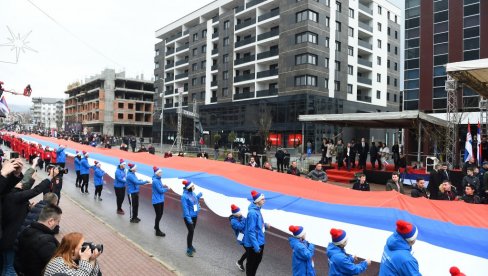 60 EŠALONA NA DEFILEU U ISTOČNOM SARAJEVU: Obeležavanje Dana Republike Srpske u slikama (FOTO)