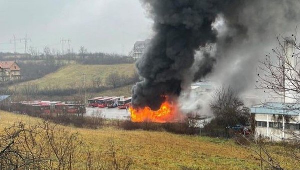 ИЗГОРЕО АУТОБУС, ПЛАМЕН ПРОГУТАО ПОЛА ВОЗИЛА: Над Барајевом се надвио густи дим