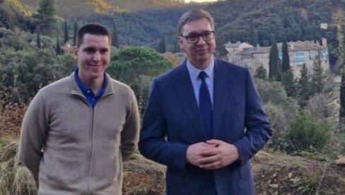 VUČIĆIMA OVAKVE MAJICE DA SKINETE NE MOŽETE Predsednik: Dok su drugi samo gledali, mom sinu su uperili dve cevi u lice