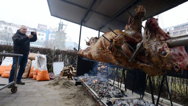 ЗА ОКРЕПЉЕЊЕ - ВО НА РАЖЊУ: Краљевчани још од јутра ухватили залет за дочек Српске нове године