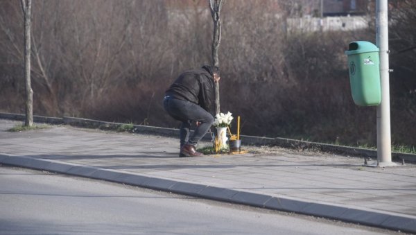 ОБРЕНОВАЦ ТУГУЈЕ ЗА МАЛИШАНОМ: Комшије пале свеће за Максима који је подлегао повредама после тешке несреће (ФОТО)