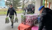 НОВОГОДИШЊИ ПАКЕТИЋИ ЗА МАЛИШАНЕ СА ОНКОЛОГИЈЕ: Нишки одред Жандармерије обрадовао најмлађе пацијенте у клиничком центру