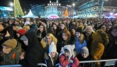 BEOGRAĐANI UZ BREGU ČEKAJU SRPSKU NOVU GODINU: Vesela atmosfera na Trgu Republike - uživaju i stranci (FOTO)