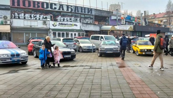 СМОТРА УЗ ШОФЕРСКУ ЗАКУСКУ: У Новом Саду Савез возача Војводине обележио свој дан изложбом аутомобила и других возила испред Спенса