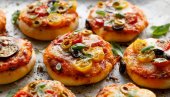 MINI-PICE GOTOVE ZA POLA SATA: Brzo jelo iz rerne kao predlog za večeru (RECEPT) MINI-PICE GOTOVE ZA POLA SATA: Brzo jelo iz rerne kao predlog za večeru (RECEPT)
