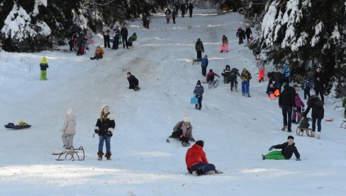 NA GOČU KAO U KOŠNICI: Veliki broj gostiju vikend proveo na planini poviše Kraljeva (FOTO)