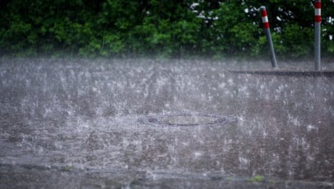 KIŠA ZAUSTAVILA AUTO-PUT, KROVOVI SE ZABELELI U OVOM GRADU: Jako nevreme pogodilo Srbiju