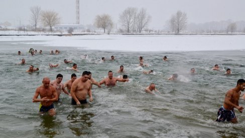 ZA ČASNI KRST PLIVAĆE 80 MLADIĆA: I u Pirotu obeležavaju Bogojavljenje