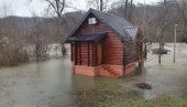 VODA ULAZI U KUĆE: Drina poplavila priobalje kod LJubovije, zbog padavina voda ne prestaje da nadolazi (FOTO)