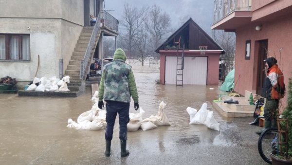 ПОПЛАВЕ НАПРАВИЛЕ ХАОС У ПРИЈЕПОЉСКОМ НАСЕЉУ: Лим се излио из корита - вода прети да продре у стотине домаћинстава (ФОТО)