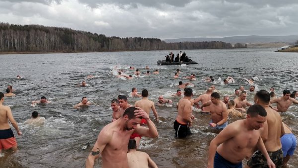 НА ВЛАСИНИ ПРЕКО СТО КУПАЧА: Пливало се у целом округу, а девојчица у Владичином Хану победница