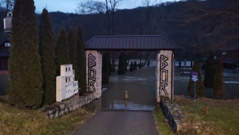 SA MRAKOM NADOŠLO JOŠ VODE: Novi poplavni talas zahvatio priobalje kod LJubovije (FOTO)