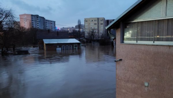 ЕВАКУИСАНО 120 ПОРОДИЦА ЗБОГ ПОПЛАВА: Непроспавана ноћ у Косовској Митровици