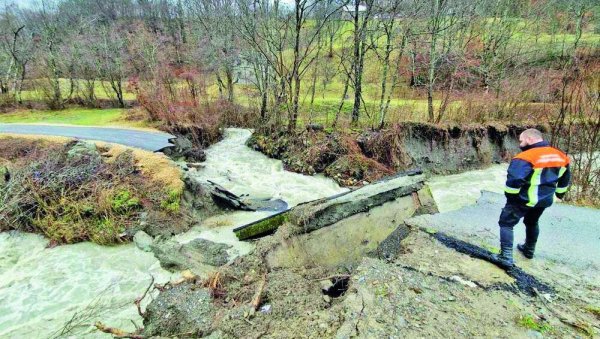 ВОДА НОСИЛА СВЕ ПРЕД СОБОМ: На северу Црне Горе после вишедневних обилних киша потоп, причињена велика материјална штета