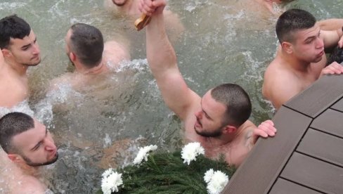 PLIVANJE ZA ČASNI KRST U ZEMUNU: Prvo liturgija, a zatim litija ide do Dunava PLIVANJE ZA ČASNI KRST U ZEMUNU: Prvo liturgija, a zatim litija ide do Dunava