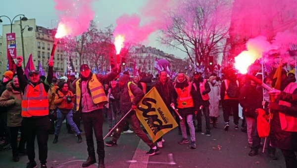 ФРАНЦУСКА ПОНОВО НА НОГАМА: Нови протести против пензијске реформе