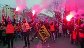 PENZIONA REFORMA ZAPALILA FRANCUSKU: Nastavljaju se protesti, desetine hiljada ljudi na ulicama (FOTO/VIDEO)