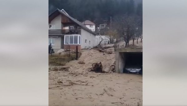 БУЈИЦА ОДНЕЛА ПУТ И ШУМУ: Језив снимак из Гусиња - вода носи све пред собом (ВИДЕО)