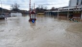 ZEBNJA OD NOVOG TALASA: Nabujali Ibar se izlio u centru Raške (FOTO/VIDEO)