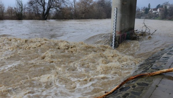 ПРИОБАЉА ЈОШ ПОД ВОДОМ: Постепено опада висок водостај Ибра у Краљеву