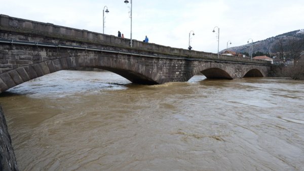 ВОДА СЕ СПОРО ПОВЛАЧИ: Смирује се ситуација и у рашчанском крају, све службе још приправне