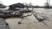 IBAR VALJA SMEĆE I BALVANE: Na udaru bujice splavovi i šetalište u Kraljevu (FOTO)