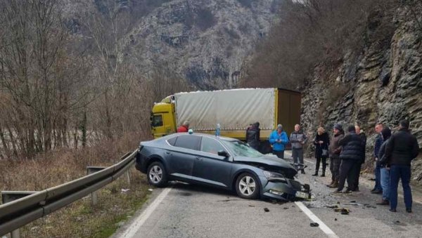 ПОВРЕЂЕНИ ВОЗАЧ И ПУТНИЦА ПАСАТА: Саобраћајна несрећа код Пријепоља, чеоно се сударили камион и аутомобил