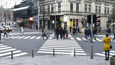 PEŠACI ZA OVAJ PREKRŠAJ MOGU DOBITI KAZNU OD 40.000 DINARA: Neopreznost skupo košta, kažnjivo je i ako imate slušalice u ušima PEŠACI ZA OVAJ PREKRŠAJ MOGU DOBITI KAZNU OD 40.000 DINARA: Neopreznost skupo košta, kažnjivo je i ako imate slušalice u ušima